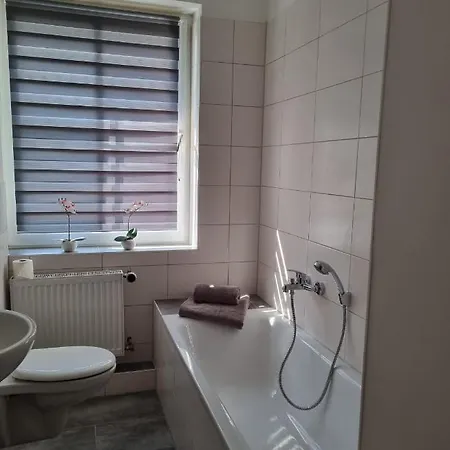 Modern-ruhig-stadtnah-geschirrspueler-parkplatz