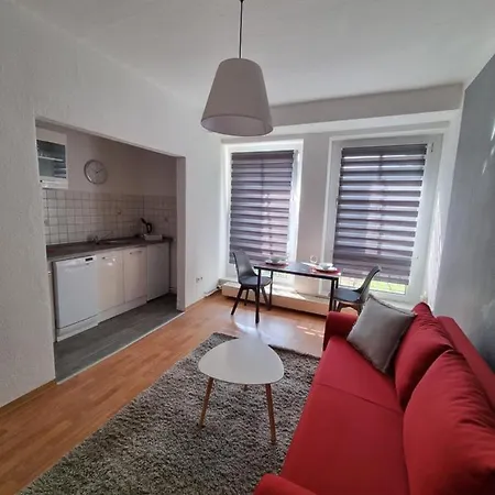 Modern-ruhig-stadtnah-geschirrspueler-parkplatz * פאסואלק